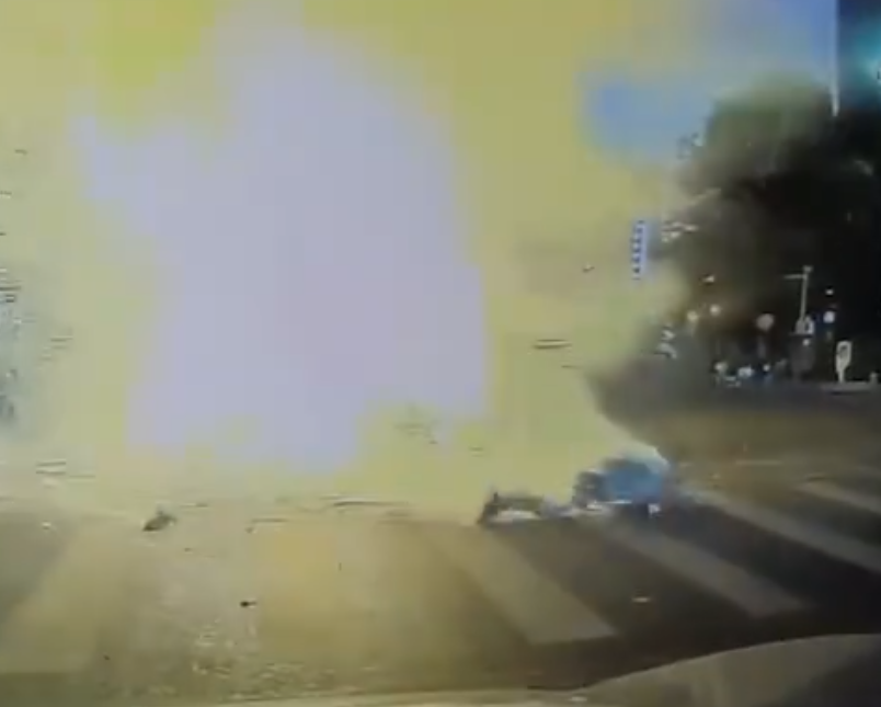 深圳有外賣員送餐期間,電動單車突然自燃,令司機全身被烈火包圍成火人,他迅即滾地滅火,上半身燒傷。(影片截圖)