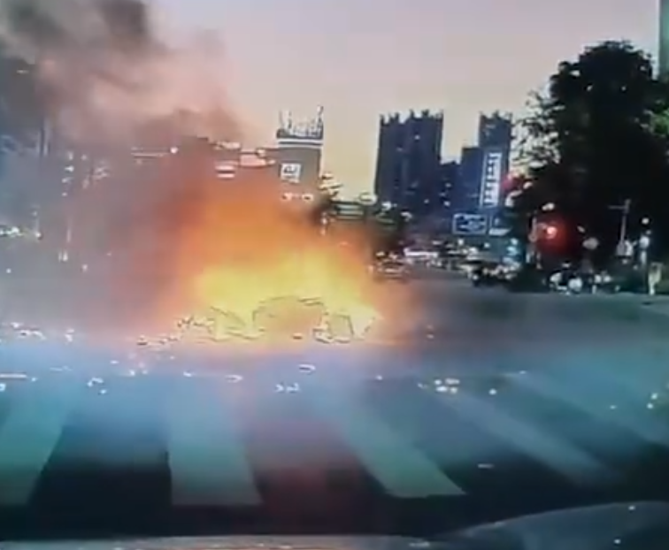 深圳有外賣員送餐期間,電動單車突然自燃,令司機全身被烈火包圍成火人,他迅即滾地滅火,上半身燒傷。(影片截圖)