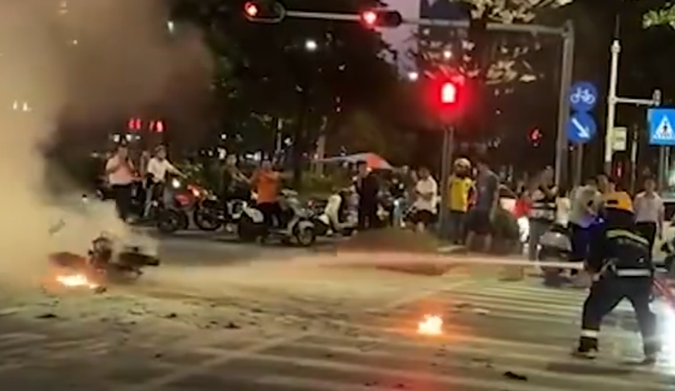 深圳有外賣員送餐期間,電動單車突然自燃,令司機全身被烈火包圍成火人,他迅即滾地滅火,上半身燒傷。(影片截圖)