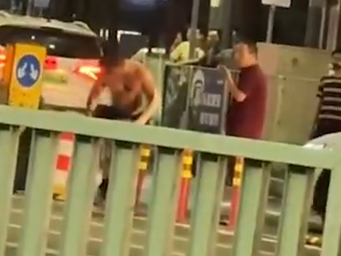 深圳有外賣員送餐期間,電動單車突然自燃,令司機全身被烈火包圍成火人,他迅即滾地滅火,上半身燒傷。(影片截圖)