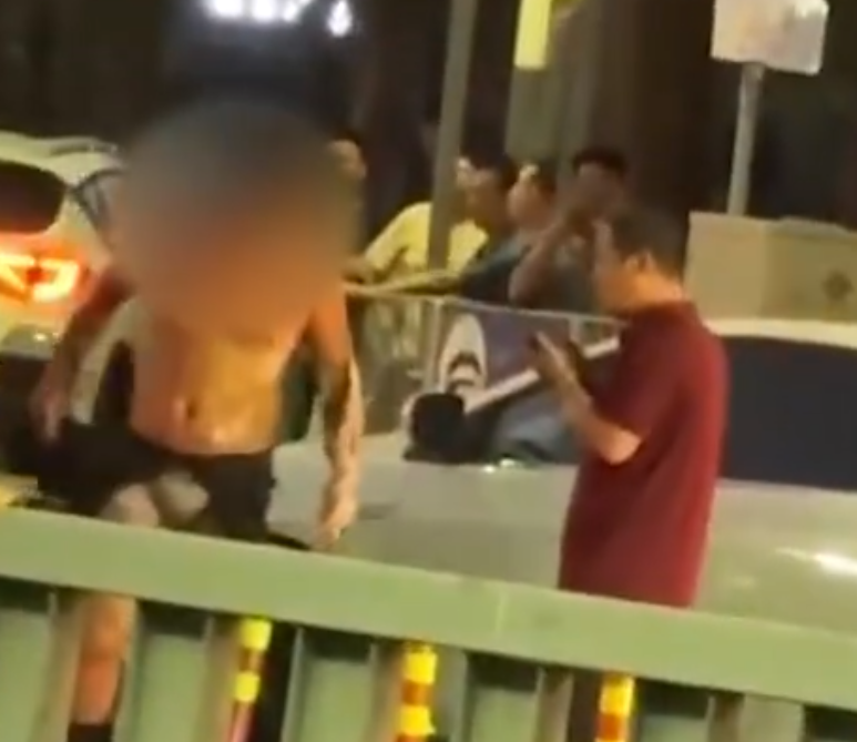 深圳有外賣員送餐期間,電動單車突然自燃,令司機全身被烈火包圍成火人,他迅即滾地滅火,上半身燒傷。(影片截圖)