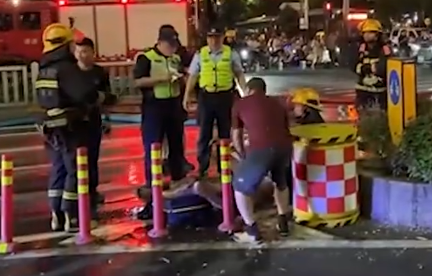 深圳有外賣員送餐期間,電動單車突然自燃,令司機全身被烈火包圍成火人,他迅即滾地滅火,上半身燒傷。(影片截圖)