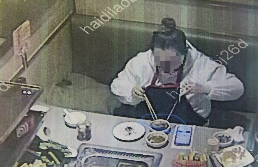 敲詐海底撈|北京一名36歲女食客在北京西城、豐台、通州、大興、順義以及河北燕郊的6家海底撈分店內,故意向自己的調料碗中放入蟲子。(《北京日報》)