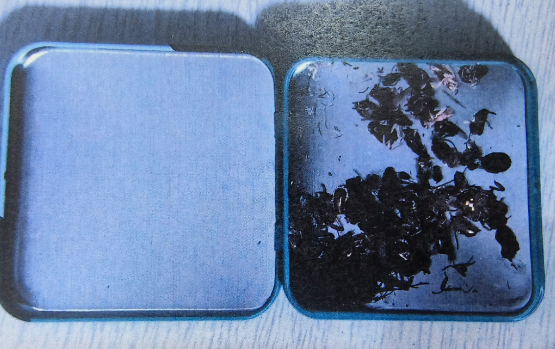 敲詐海底撈|公安機關5月14日拘捕女子,還在其暫住地找到一盒死蟲。(《北京日報》)