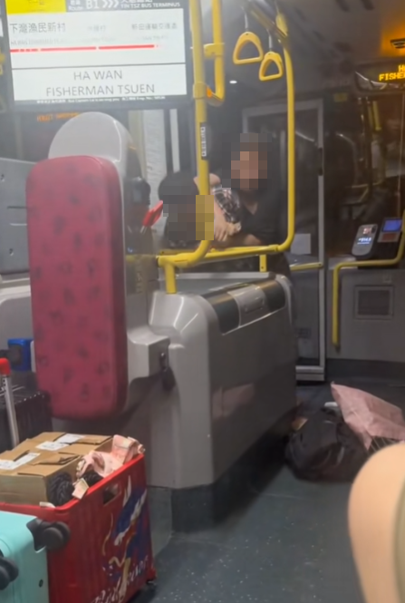 九巴一部B1巴士周三(10月9日)晚上9時許駛至落馬洲路時,有兩名50多歲男乘客疑因排隊問題爭執互毆。警方接獲車長報案後將二人拘捕,涉嫌在公眾地方打鬥,兩人均受傷,其中一人更被打至甩牙,被送往北區醫院治理。 (抖音影片截圖)