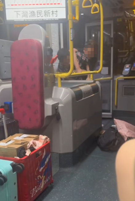 黑衣漢與格仔衫男在車頭上客位置扭打,黑衣漢佔上風按實對方壓向扶手欄,格仔衫男無力招架大叫「打劫呀,佢搶我信用卡銀行卡,報警唔該」 (抖音影片截圖)