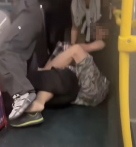 及後兩人在巴士通道地上扭鬥,格仔衫男仍落下風,被兩隻鞋飛脫的黑衣漢施以「奪命鉸剪腳」及緊扯頭髮鎖實。 (抖音影片截圖)