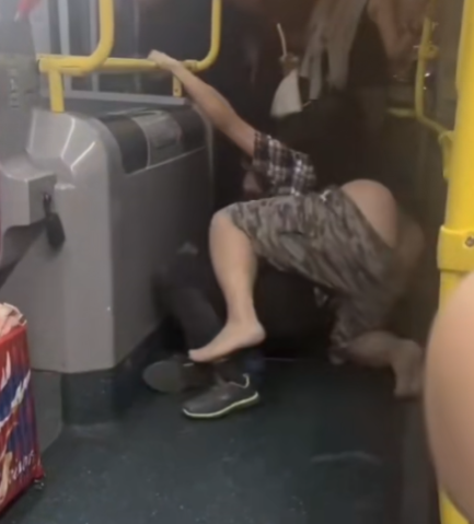 及後兩人在巴士通道地上扭鬥,格仔衫男仍落下風,被兩隻鞋飛脫的黑衣漢施以「奪命鉸剪腳」及緊扯頭髮鎖實。 (抖音影片截圖)