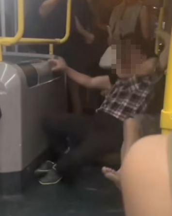 及後兩人在巴士通道地上扭鬥,格仔衫男仍落下風,被兩隻鞋飛脫的黑衣漢施以「奪命鉸剪腳」及緊扯頭髮鎖實。 (抖音影片截圖)