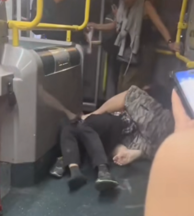 及後兩人在巴士通道地上扭鬥,格仔衫男仍落下風,被兩隻鞋飛脫的黑衣漢施以「奪命鉸剪腳」及緊扯頭髮鎖實。 (抖音影片截圖)