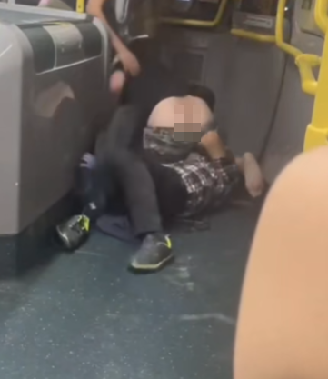 黑衣漢險露出「八月十五」,此時格仔衫男伺機出「撩陰手」猴子偷桃,但黑衣漢退開轉身即連環出腳,格仔衫男面部中招。 (抖音影片截圖)