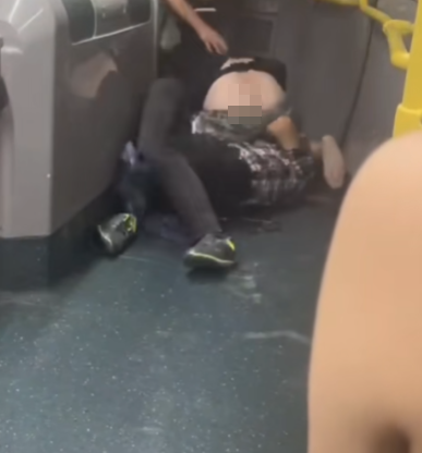 黑衣漢險露出「八月十五」,此時格仔衫男伺機出「撩陰手」猴子偷桃,但黑衣漢退開轉身即連環出腳,格仔衫男面部中招。 (抖音影片截圖)