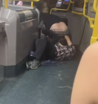 黑衣漢險露出「八月十五」,此時格仔衫男伺機出「撩陰手」猴子偷桃,但黑衣漢退開轉身即連環出腳,格仔衫男面部中招。 (抖音影片截圖)