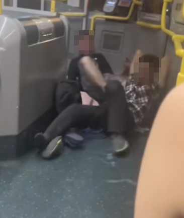 黑衣漢險露出「八月十五」,此時格仔衫男伺機出「撩陰手」猴子偷桃,但黑衣漢退開轉身即連環出腳,格仔衫男面部中招。 (抖音影片截圖)