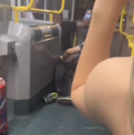 車頭門邊一名女子向黑衣漢斥「唔好打啦」,黑衣漢甩開女子大喝「唔好嘈」,再被人半推半就拉出車外;恤衫男則跪於地上準備站起,狀甚痛苦。 (抖音影片截圖)