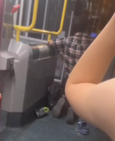 車頭門邊一名女子向黑衣漢斥「唔好打啦」,黑衣漢甩開女子大喝「唔好嘈」,再被人半推半就拉出車外;恤衫男則跪於地上準備站起,狀甚痛苦。 (抖音影片截圖)