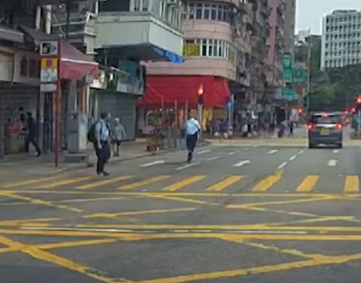 油麻地一名男子駕駛電動滑板車載着一名女童,於十字路掟彎逆線「任我行」。(車CAM特警YouTube)