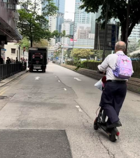 有網民曾拍下該名男子駕駛電動滑板車載女童於路上任我行 (網上圖片)