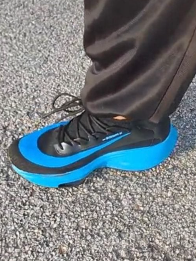 阿爾曼開心分享母親所贈的球鞋,沒想過會慘受酸民圍攻。(互聯網)