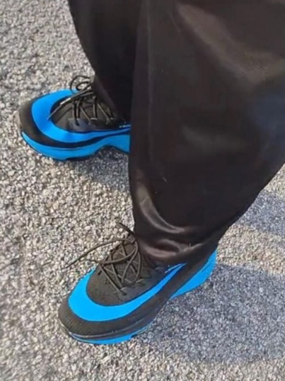 阿爾曼開心分享母親所贈的球鞋,沒想過會慘受酸民圍攻。(互聯網)