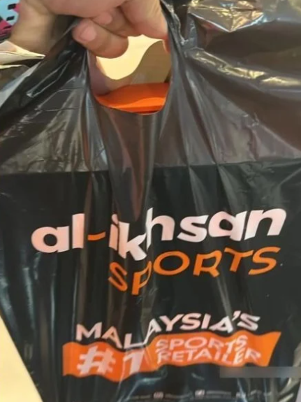 有善心網民向阿爾曼送上正版球鞋。(互聯網)