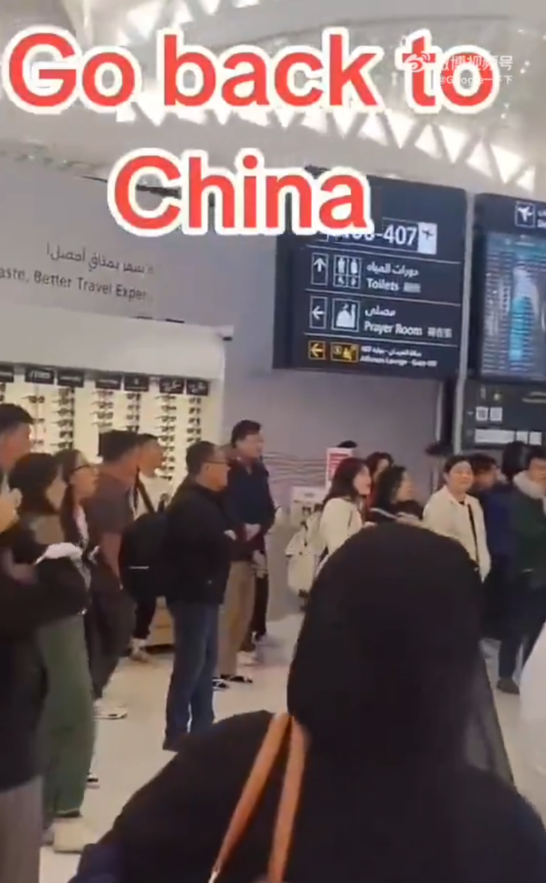 沙特阿拉伯首都利雅德的國際機場有一批中國旅客不滿航班嚴重延誤,在機場大堂集體高喊「Go back to China(滾回中國)」(影片截圖)