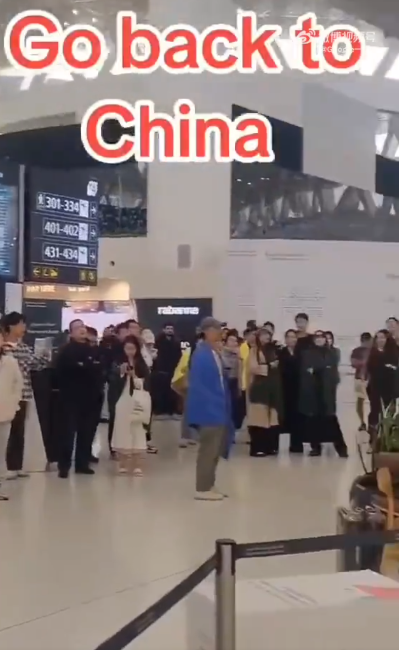 沙特阿拉伯首都利雅德的國際機場有一批中國旅客不滿航班嚴重延誤,在機場大堂集體高喊「Go back to China(滾回中國)」(影片截圖)
