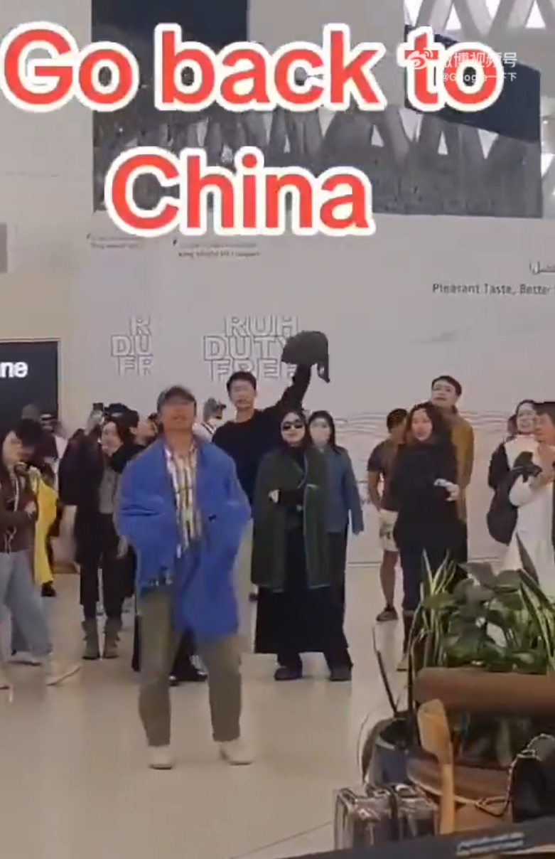 沙特阿拉伯首都利雅德的國際機場有一批中國旅客不滿航班嚴重延誤,在機場大堂集體高喊「Go back to China(滾回中國)」(影片截圖)