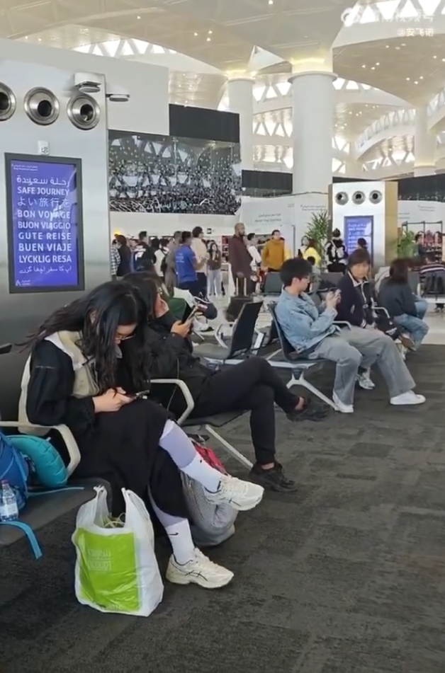 沙特阿拉伯首都利雅德的國際機場有一批中國旅客不滿航班嚴重延誤,在機場大堂集體高喊「Go back to China(滾回中國)」(影片截圖)