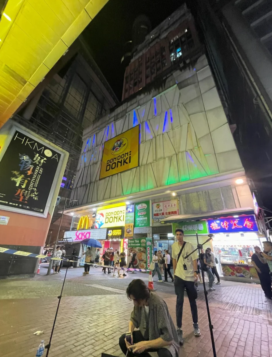 一名熱愛街頭表演的青年於旺角鬧市彈結他唱歌期間,突有一個玻璃樽從天而降,玻璃碎片四濺,險傷及在場觀眾(Threads)