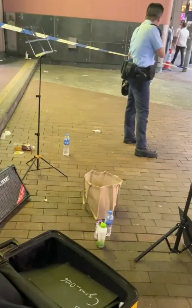 一名熱愛街頭表演的青年於旺角鬧市彈結他唱歌期間,突有一個玻璃樽從天而降,玻璃碎片四濺,險傷及在場觀眾(Threads)