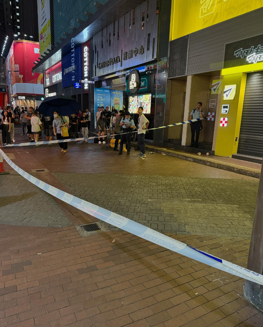 一名熱愛街頭表演的青年於旺角鬧市彈結他唱歌期間,突有一個玻璃樽從天而降,玻璃碎片四濺,險傷及在場觀眾(Threads)