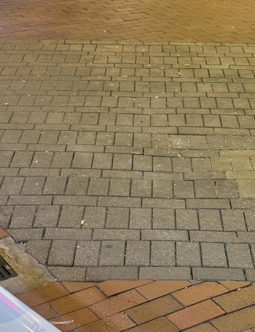 一名熱愛街頭表演的青年於旺角鬧市彈結他唱歌期間,突有一個玻璃樽從天而降,玻璃碎片四濺,險傷及在場觀眾(Threads)