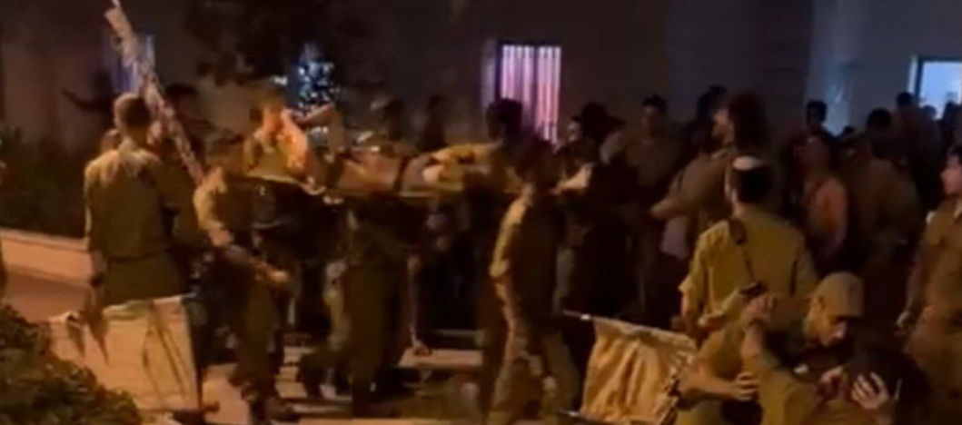 黎巴嫩真主黨星期日晚多次向以色列北部地區發動無人機和火箭彈襲擊,以軍證實賓亞米納附近一個軍事基地被無人機擊中,造成4名士兵死亡,另有61人受傷。(影片截圖)