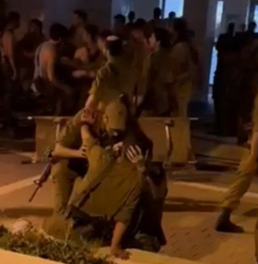 黎巴嫩真主黨星期日晚多次向以色列北部地區發動無人機和火箭彈襲擊,以軍證實賓亞米納附近一個軍事基地被無人機擊中,造成4名士兵死亡,另有61人受傷。(影片截圖)