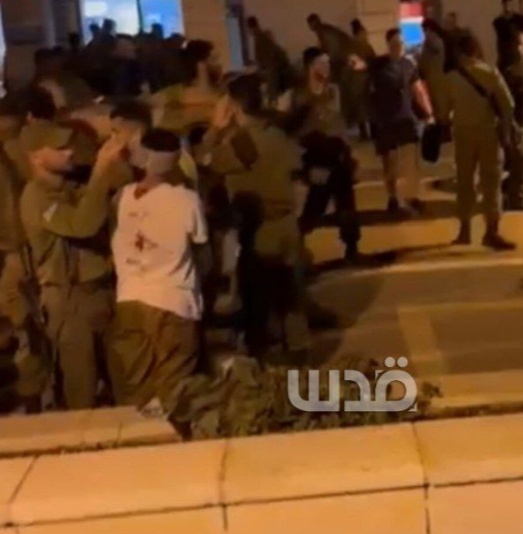 黎巴嫩真主黨星期日晚多次向以色列北部地區發動無人機和火箭彈襲擊,以軍證實賓亞米納附近一個軍事基地被無人機擊中,造成4名士兵死亡,另有61人受傷。(影片截圖)