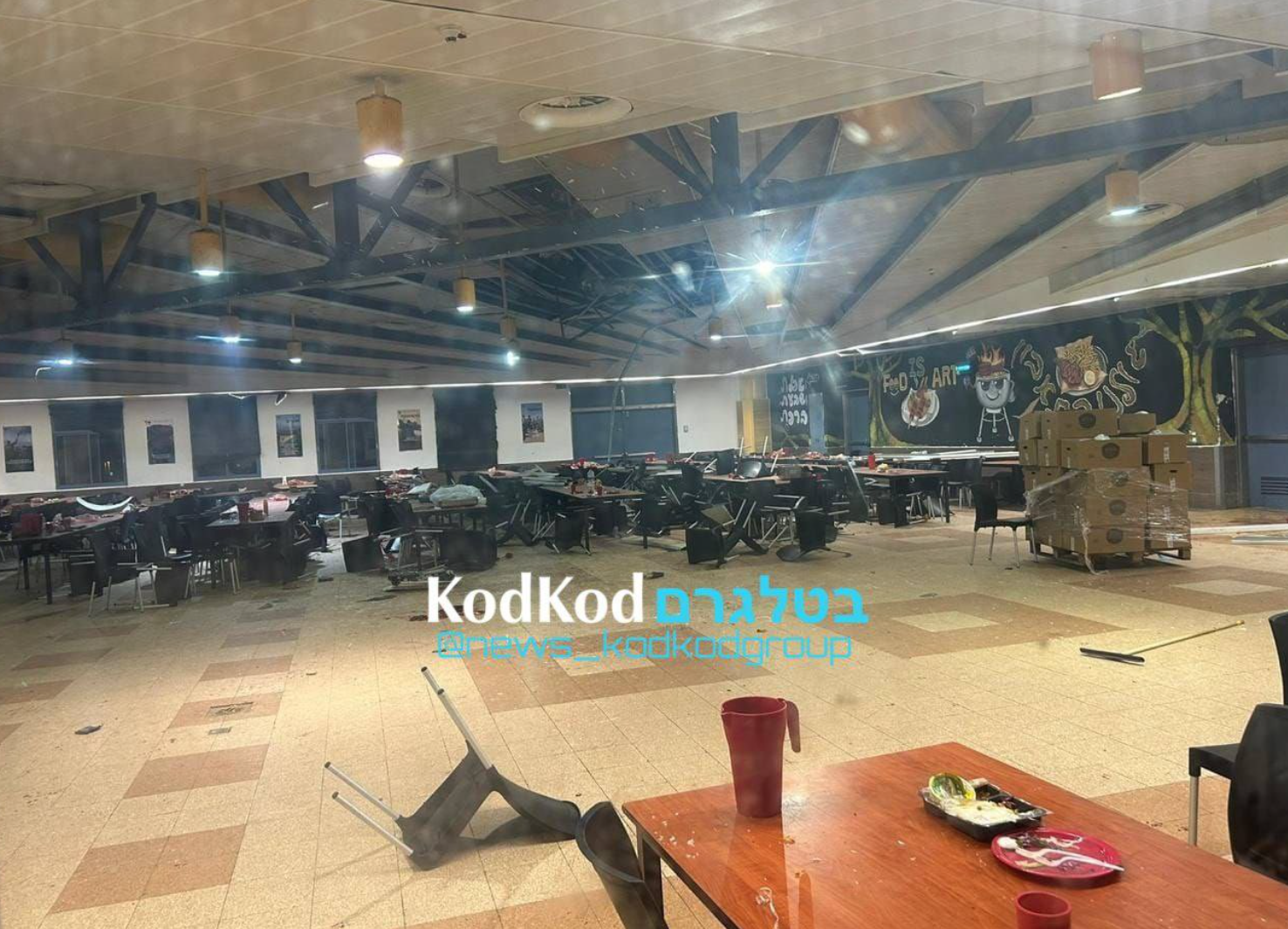 食堂天花有巨大破洞,地上有血漬(影片截圖)