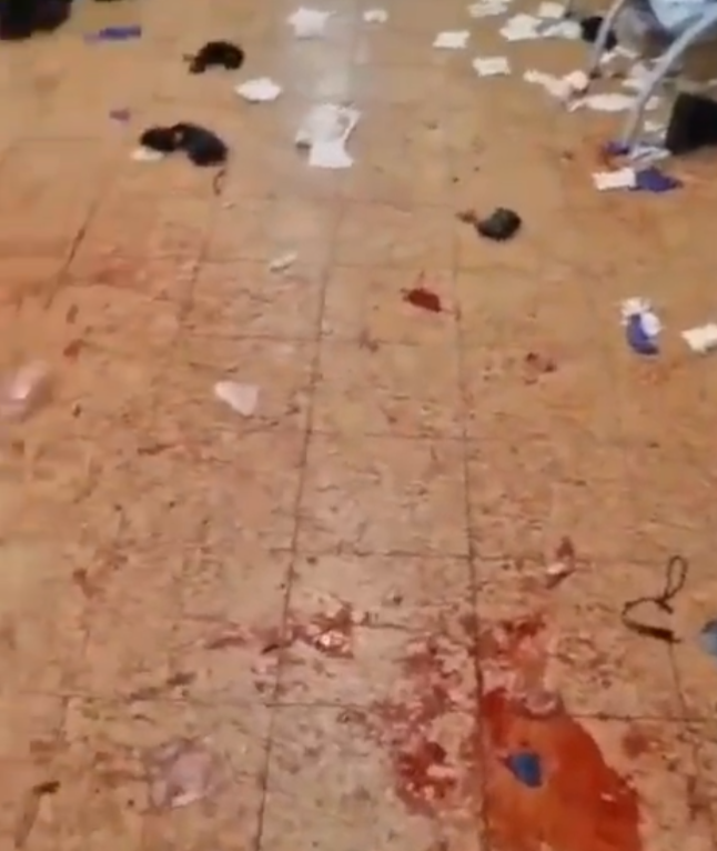 食堂天花有巨大破洞,地上有血漬(影片截圖)