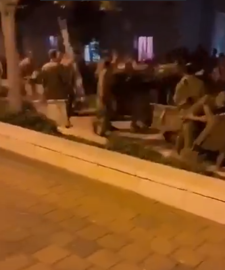 黎巴嫩真主黨星期日晚多次向以色列北部地區發動無人機和火箭彈襲擊,以軍證實賓亞米納附近一個軍事基地被無人機擊中,造成4名士兵死亡,另有61人受傷。(影片截圖)