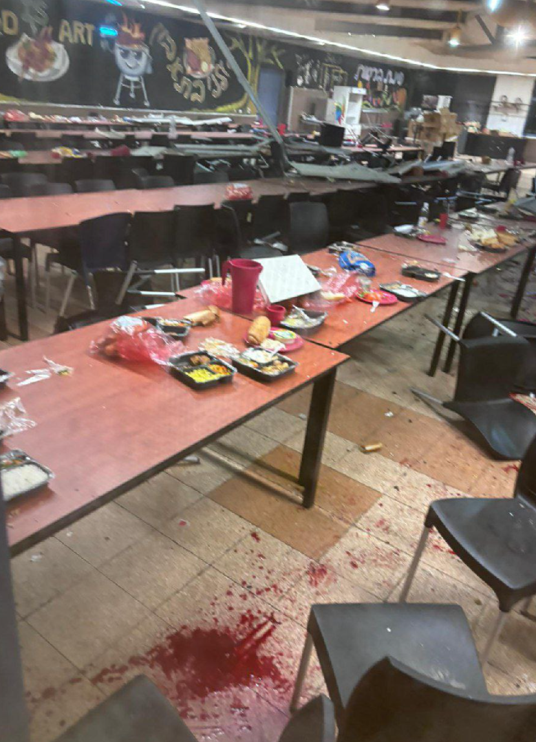 食堂天花有巨大破洞,地上有血漬(影片截圖)