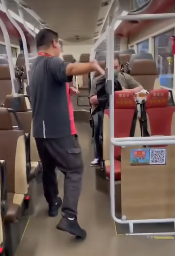 影片開始時巴士已停至路邊,車長上前與車內一名男乘客溝通,稱有人違規需要停下處理,請其下車。