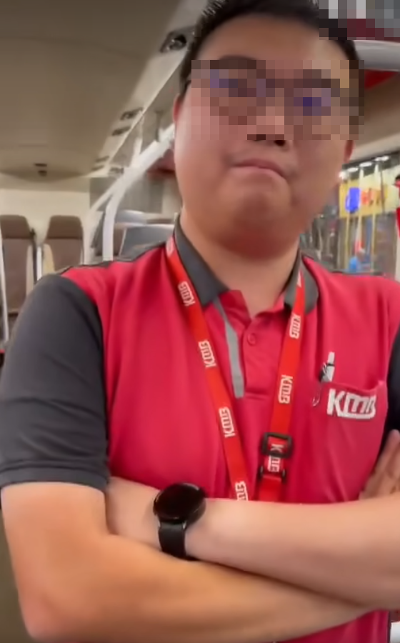 有九巴中年女乘客乘客趁未有人使用該位時,用固定輪椅的安全帶綁自己的行李,司機要求挪開惟乘客不肯,司機最後拒絕開車,女子質問車長(影片截圖)