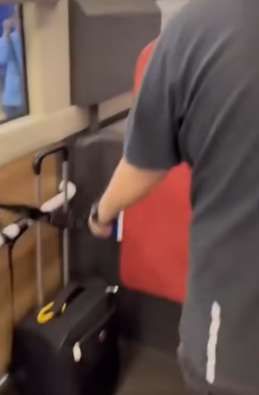 有九巴中年女乘客乘客趁未有人使用該位時,用固定輪椅的安全帶綁自己的行李,司機要求挪開惟乘客不肯,司機最後拒絕開車(影片截圖)