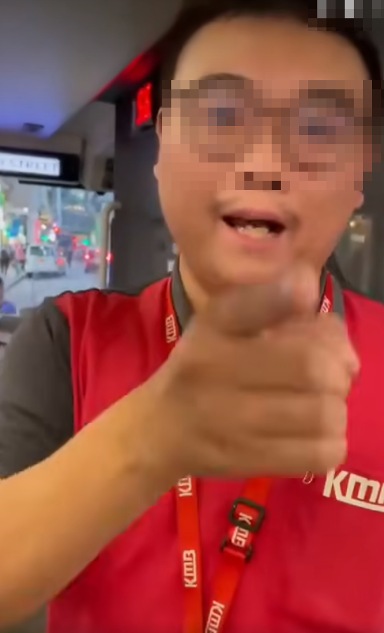 有九巴中年女乘客乘客趁未有人使用該位時,用固定輪椅的安全帶綁自己的行李,司機要求挪開惟乘客不肯,司機最後拒絕開車(影片截圖)