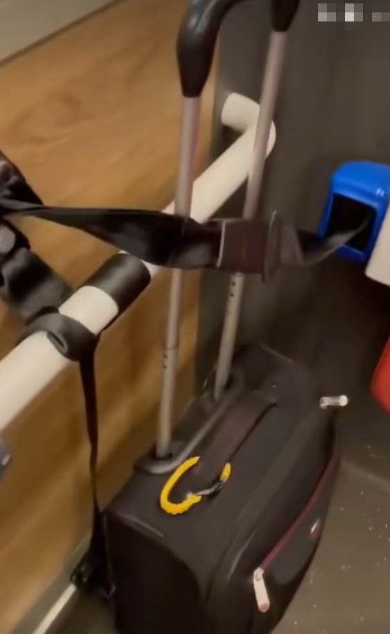 有九巴中年女乘客乘客趁未有人使用該位時,用固定輪椅的安全帶綁自己的行李,司機要求挪開惟乘客不肯,司機最後拒絕開車(影片截圖)