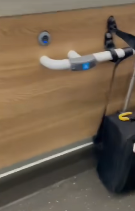 有九巴中年女乘客乘客趁未有人使用該位時,用固定輪椅的安全帶綁自己的行李,司機要求挪開惟乘客不肯,司機最後拒絕開車(影片截圖)