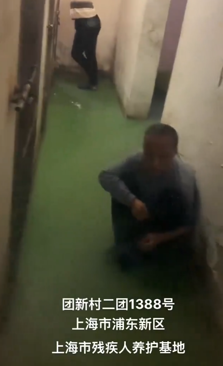 上海公誼養護院將多名殘障人士鎖在環境惡劣的小房間內。(影片截圖)