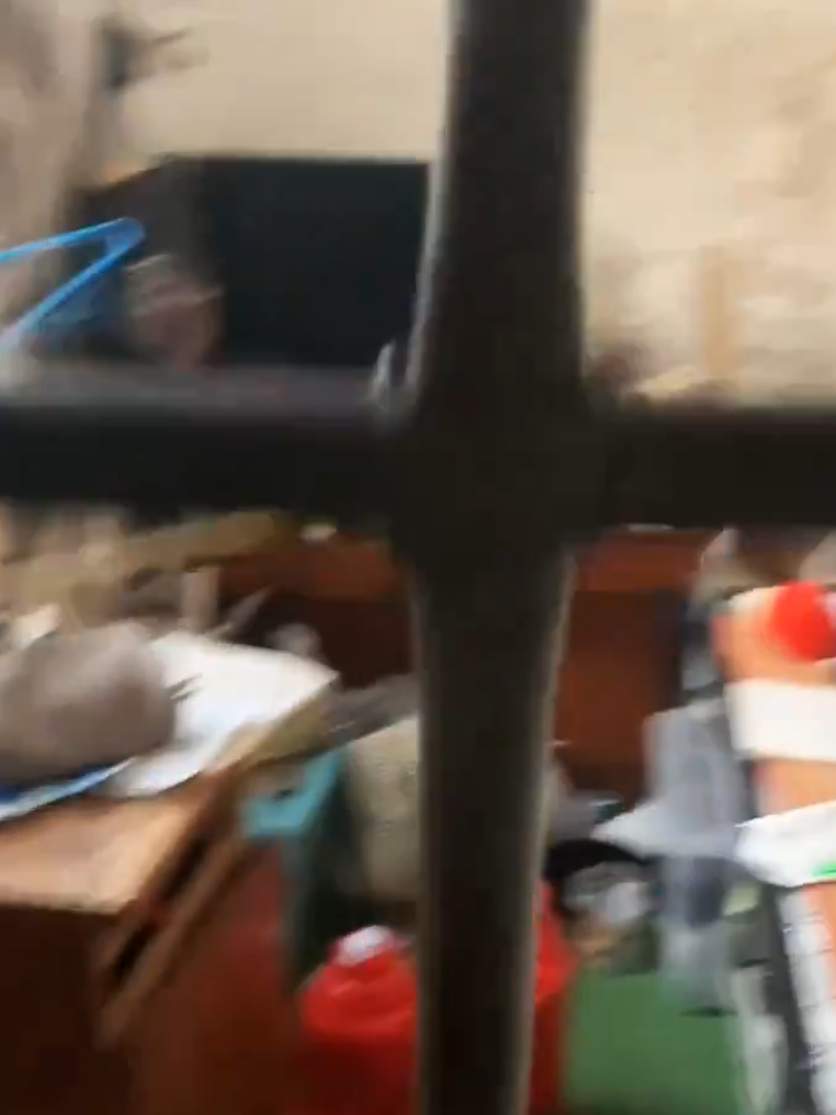 上海公誼養護院將多名殘障人士鎖在環境惡劣的小房間內。(影片截圖)