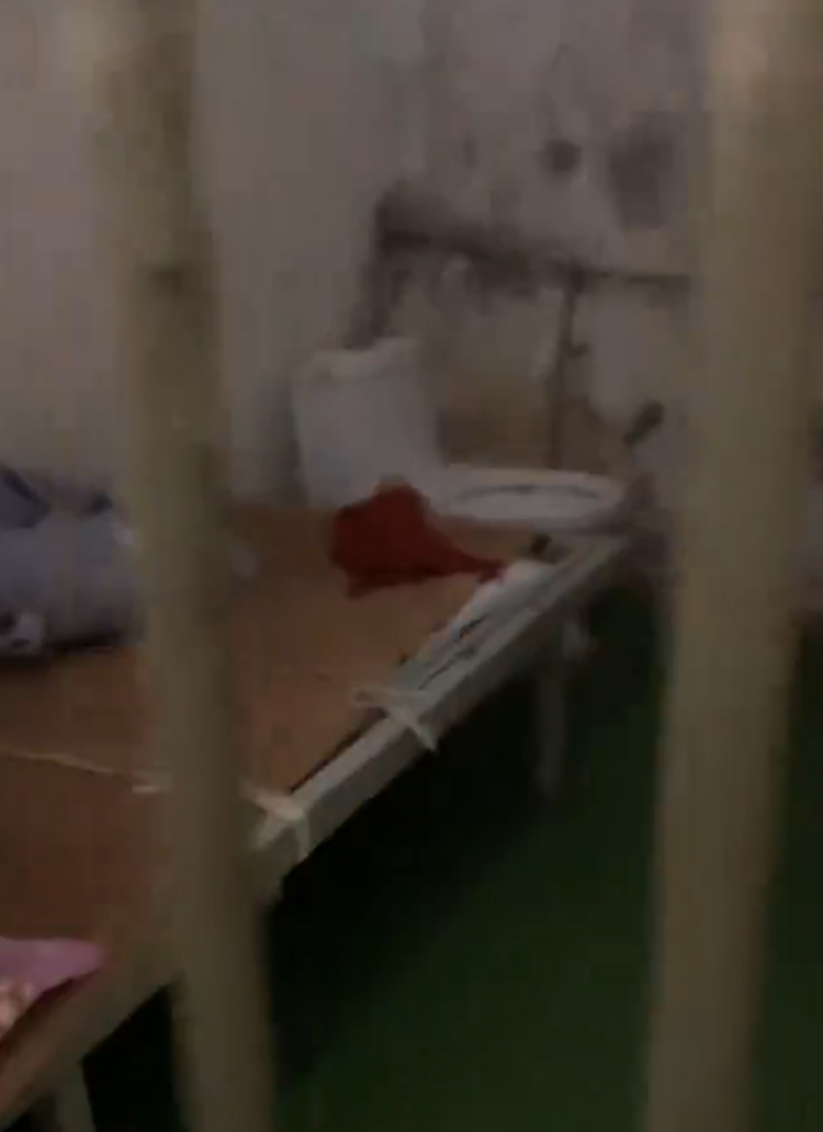 上海公誼養護院將多名殘障人士鎖在環境惡劣的小房間內。(影片截圖)