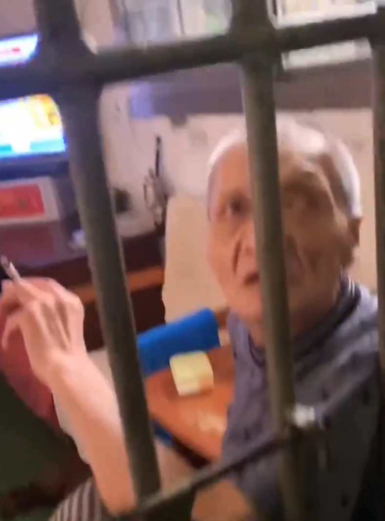 上海公誼養護院將多名殘障人士鎖在環境惡劣的小房間內。(影片截圖)